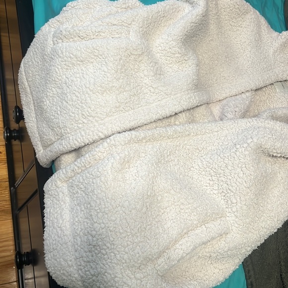 American Eagle Beige Sherpa - Picture 5 of 5